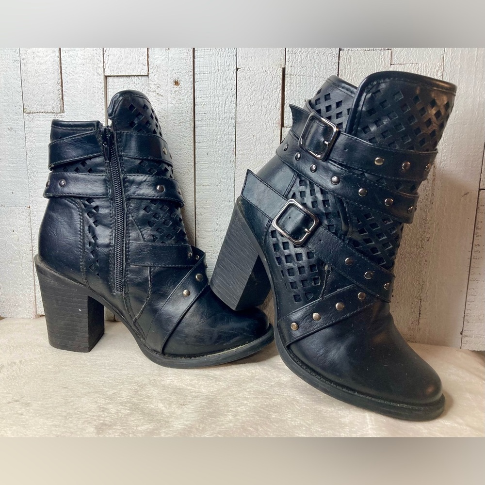 Pierre Dumas Booties size 6